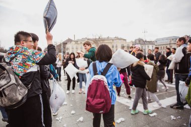 BUDAPEST 07 Nisan 2018: Bir grup insan 5 Nisan 'da Macaristan' ın başkenti Budapeşte 'deki Kahramanlar Meydanı' nda düzenlenen Uluslararası Yastık Dövüşü Günü 'nde yastık savaşına katıldı.