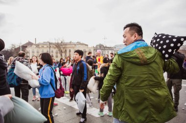BUDAPEST 07 Nisan 2018: Bir grup insan 5 Nisan 'da Macaristan' ın başkenti Budapeşte 'deki Kahramanlar Meydanı' nda düzenlenen Uluslararası Yastık Dövüşü Günü 'nde yastık savaşına katıldı.