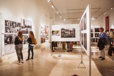 Budapeşte, Macaristan - Ekim 2018: Macaristan 'ın Budapeşte kentindeki Macar Ulusal Müzesi' ndeki Dünya Basın Fotoğrafları sergisini ziyaret eden insanlar