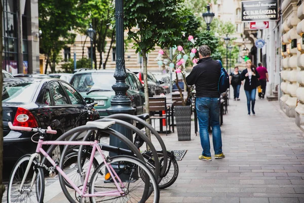 BUDAPEST, HUNGRÍA - 13 DE MARZO DE 2015: calle del centro de Budapest con cafetería y tiendas — Foto de Stock