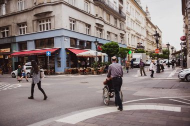 BUDAPEST, HUNGARY - MAYIS 2018: Kafesi ve dükkanları olan Budapeşte caddesi