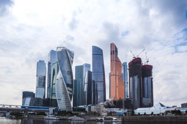 MOSCOW, RUSSIA - 12 Haziran 2021: Rusya 'nın başkenti Moskova' nın merkezindeki gökdelenlere bakın.