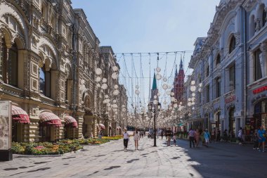 MOSCOW, Rusya - 07 Temmuz 2021. Nikolskaya caddesinde turistler ve vatandaşlar. Moskova