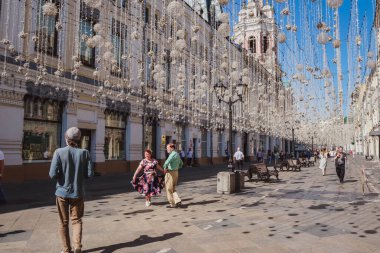MOSCOW, Rusya - 07 Temmuz 2021. Nikolskaya caddesinde turistler ve vatandaşlar. Moskova
