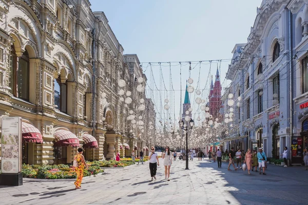 МОСКВА, РОССИЯ - 07 июля 2021 года. Туристы и горожане на Никольской улице. Москва Лицензионные Стоковые Фото