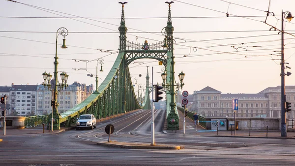 Budapest, Ungern - Oktober, 2019: Liberty Bridge eller Freedom Bridge, Szabadsag gömde sig i Budapest i dimma på morgonen, Ungern — Stockfoto