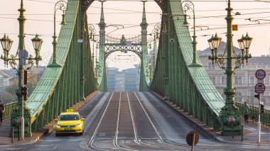 Budapeşte, Macaristan - Ekim 2019: Özgürlük Köprüsü veya Özgürlük Köprüsü, Szabadsag sabahleyin Budapeşte 'de gizlendi, Macaristan