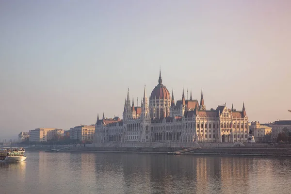 Hungarian parliament building in fog at sunrise in Budapest — Stock Photo, Image
