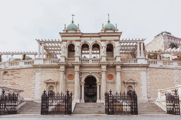 Varkert Çarşı Girişi, Şato bahçe pazarı, Budapeşte 'de Tuna Nehri' nin batı kıyısında bir neoklasik yapı kompleksi.