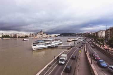 BUDAPEST, HUNGARY - 30 Mayıs 2019: Tuna Nehri set manzarası Margaret Köprüsü veya Margit Nehri.