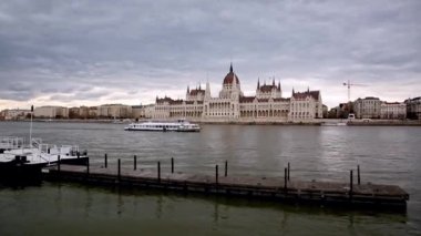 BUDAPEST, 15 Mart 2019: Macaristan Budapeşte 'de bulutlu havada Parlamento binası ve Tuna Nehri' nin güzel manzarası