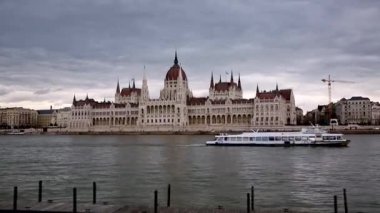BUDAPEST, 15 Mart 2019: Macaristan Budapeşte 'de bulutlu havada Parlamento binası ve Tuna Nehri' nin güzel manzarası