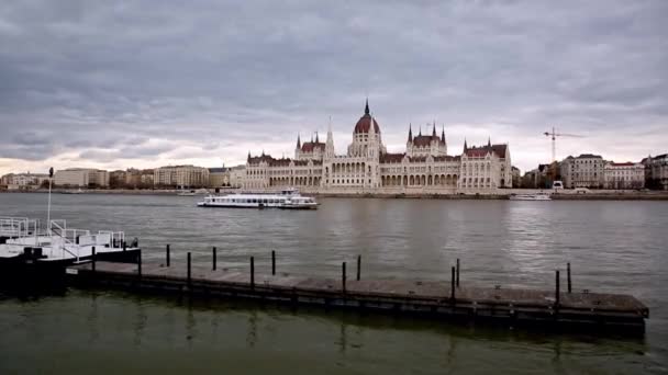 BUDAPEST, 15 MAART 2019: Prachtig uitzicht op het parlementsgebouw en de Donau bij bewolkt weer in Boedapest, Hongarije — Stockvideo