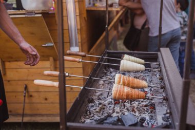 Bir pastanede geleneksel Macar tükürük keki olan Kurtoskalac 'ların pişirilmesi. Festival, Kurtoskalacs Fesztival Budapeşte, Macaristan.