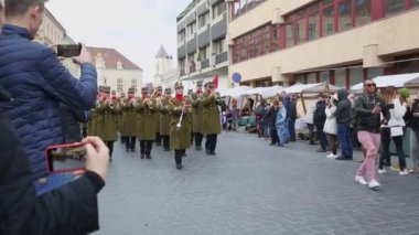 BUDAPEST - 15 Mart 2019 Macar askeri orkestrası, Macaristan 'ın ulusal günü olan Budin Kalesi' ndeki bir sokakta müzik çalıyor..