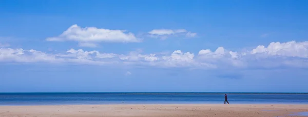 Plage de sable tropical et mer bleue claire avec un beau ciel avec des nuages. — Photo