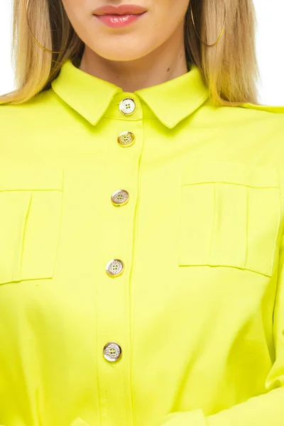 Primer plano de una mujer con camisa amarilla limón abotonada. —  Fotos de Stock