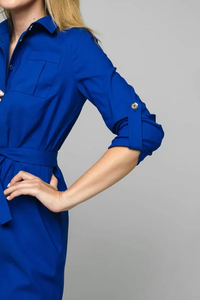 파란 드레스입은 익명 모델. 교차 된 주식 사진 — 스톡 사진