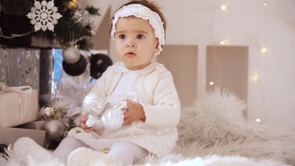 Adorable niña en blanco como un ángel con regalos de Navidad. — Vídeos de Stock