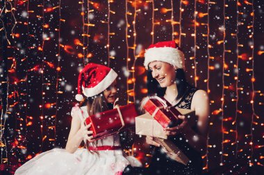 Mutlu anne ve kızı Noel hediyelerini açıyor..