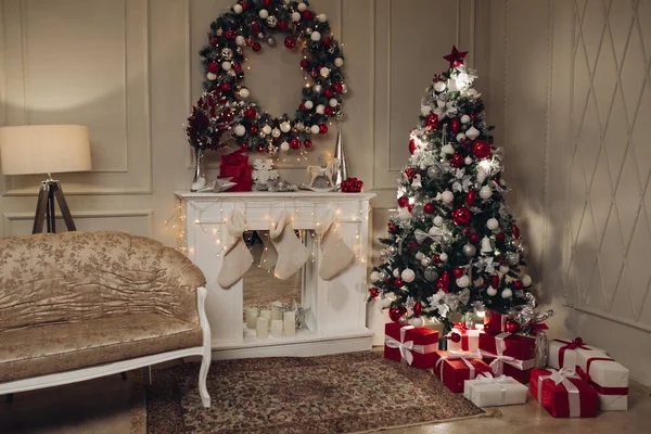 Una bella camera accogliente decorata per il nuovo anno con un albero di Natale, una ghirlanda, fili di lame e lanterne — Foto Stock