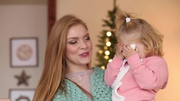 Mother and daughter sending kisses at camera. — Stock Video