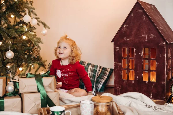 小女孩看着家里的圣诞树. — 图库照片