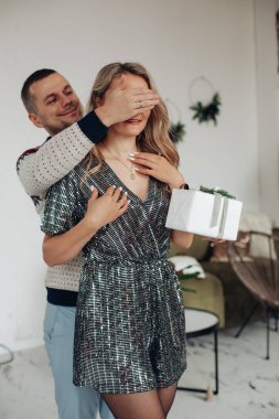 Düşünceli beyefendi kız arkadaşına Noel sürprizi hazırlıyor.