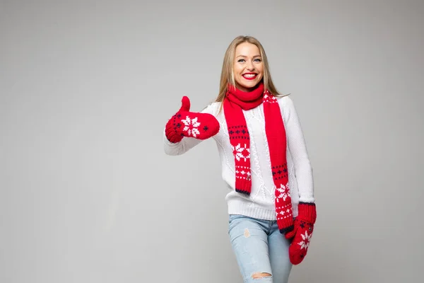 Mujer atractiva en suéter blanco, bufanda roja y mitones rojos con programas de diseño de Navidad "como" — Foto de Stock
