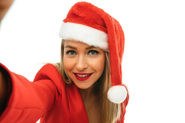 戴着红白相间的圣诞礼帽的快乐女人是自私自利的 — 图库照片