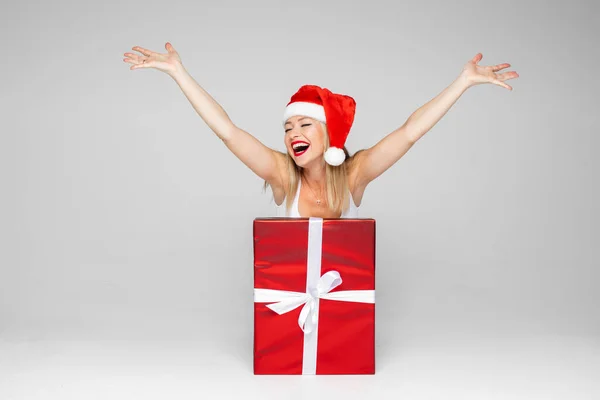 Mutlu kadın süslü bir Noel hediyesinden fırlıyor — Stok fotoğraf