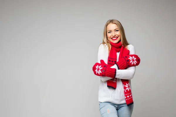 Mujer rubia encantadora vestida con ropa de invierno acogedora — Foto de Stock