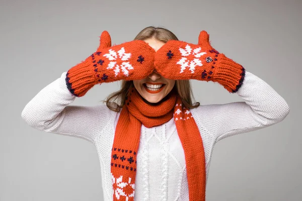 Encantada dama disfrutando del invierno en sus nuevos guantes — Foto de Stock