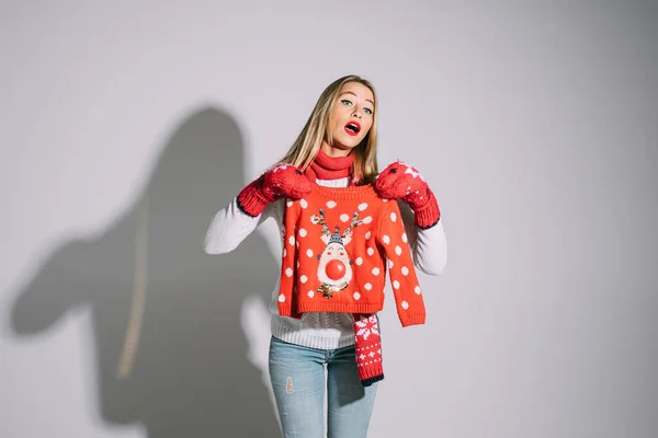 Mujer rubia confusa posando con suéter de Navidad — Foto de Stock