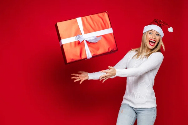 Concepto de Navidad foto de la mujer emocionada en fondo rojo — Foto de Stock