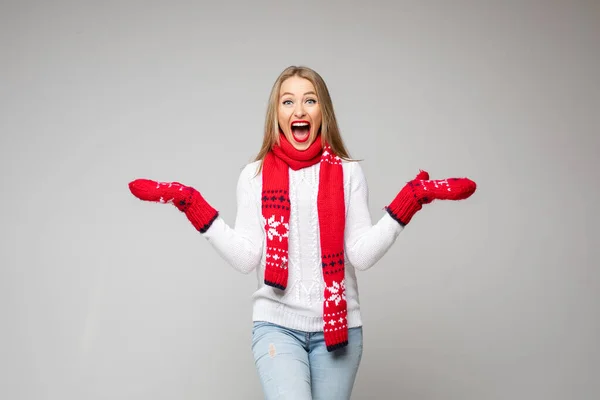 Chica en manoplas gritando de felicidad. Mirando a la cámara con la boca abierta en la emoción. — Foto de Stock