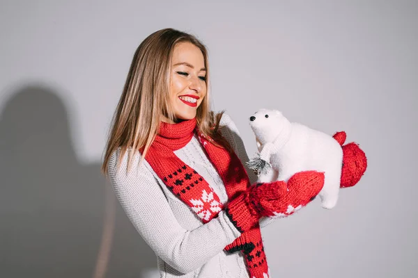 Chica sonriente con oso de juguete blanco. — Foto de Stock