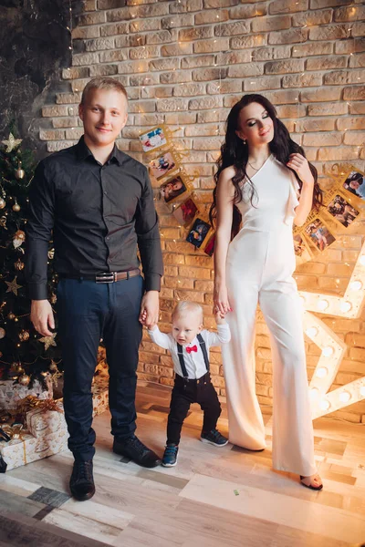 Young beautiful family of three poses for the family photo — Stock Photo, Image