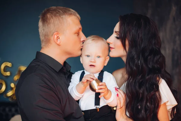 Porträtt av ung vacker familj på tre poser för familjen foto — Stockfoto