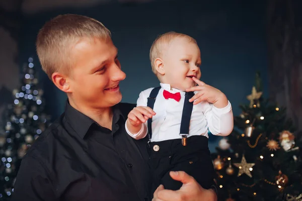 Ayah muda memegang anak kecilnya di tangan — Stok Foto
