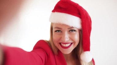 Genç kadın seninle özçekim yapıyor ve flört ediyor.