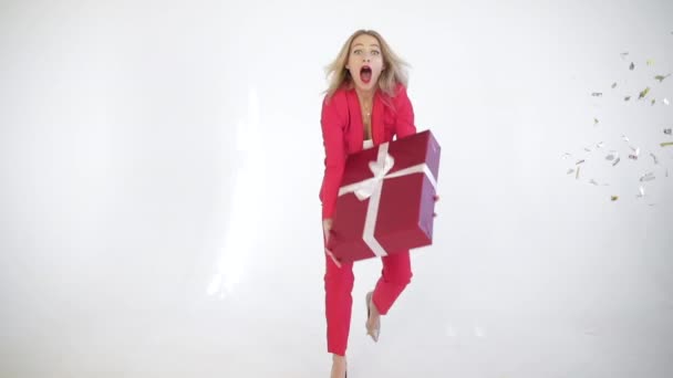 Femme drôle en costume attrapant cadeau de Noël. — Video
