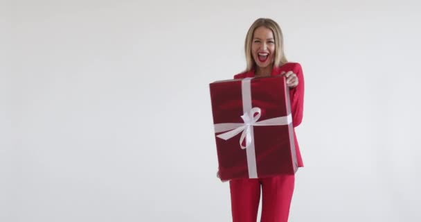 Csinos és vicces nő danses egy nagy doboz ajándékkal — Stock videók