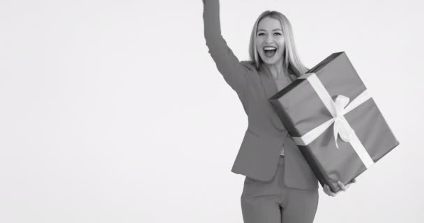 Žena ukazuje něco nového a zajímavého na bílém pozadí — Stock video