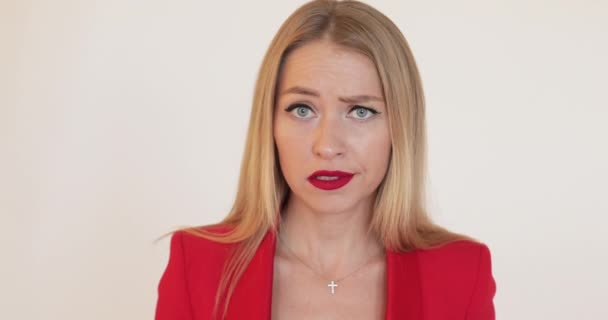 Zklamaná blondýna v červené bundě. — Stock video