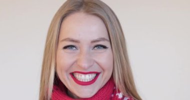 Eldivenli duygusal kadın yüzünü kapatır ve neşe, öfke ve şaşkınlık gösterir.