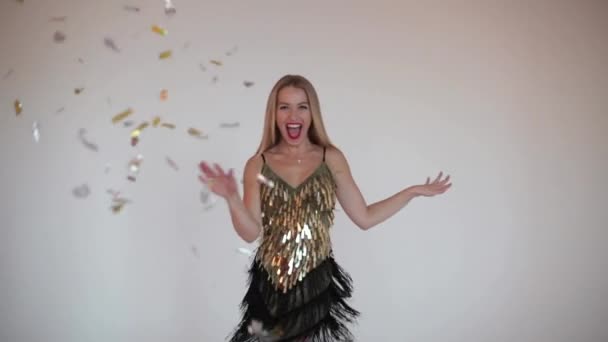 Glada vacker kvinna i festlig klänning. — Stockvideo