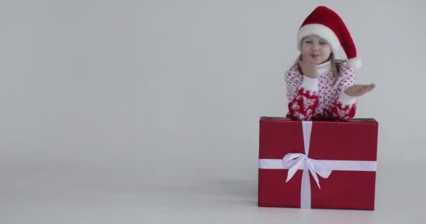 Uczuciowy dzieciak wysyłając pocałunki powietrza w Boże Narodzenie. — Wideo stockowe