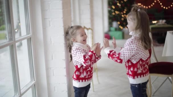 Niños alegres se regocijan y aplauden juntos en casa — Vídeo de stock