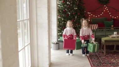 Noel hediyeleri atan komik küçük kızlar..